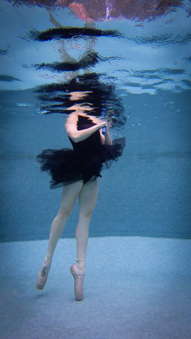 Underwater ballerina - Geneviève Rouleau