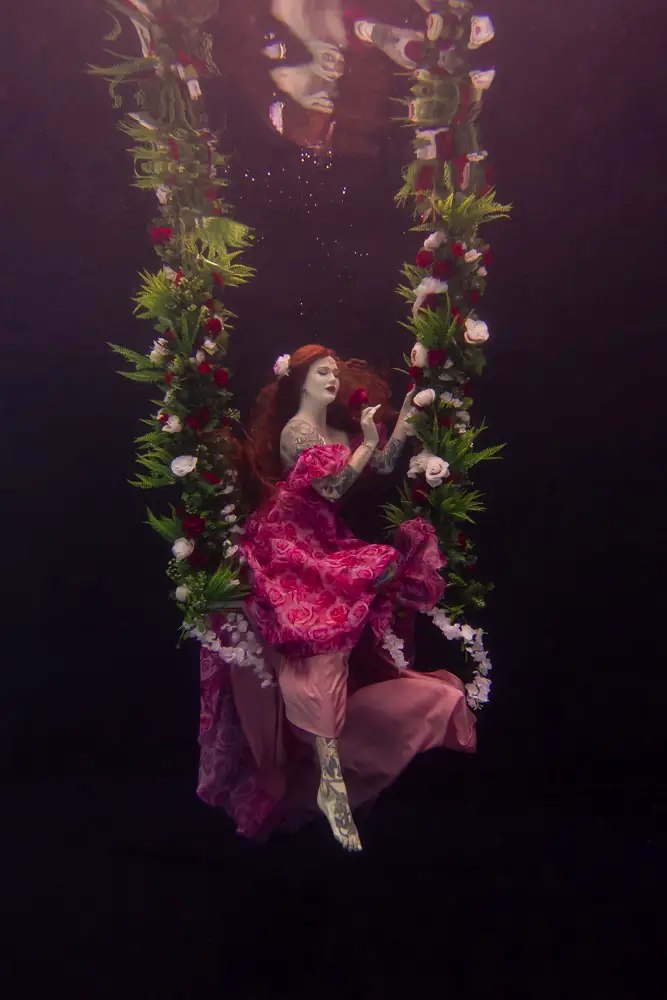 Floral underwater swing - Geneviève Rouleau